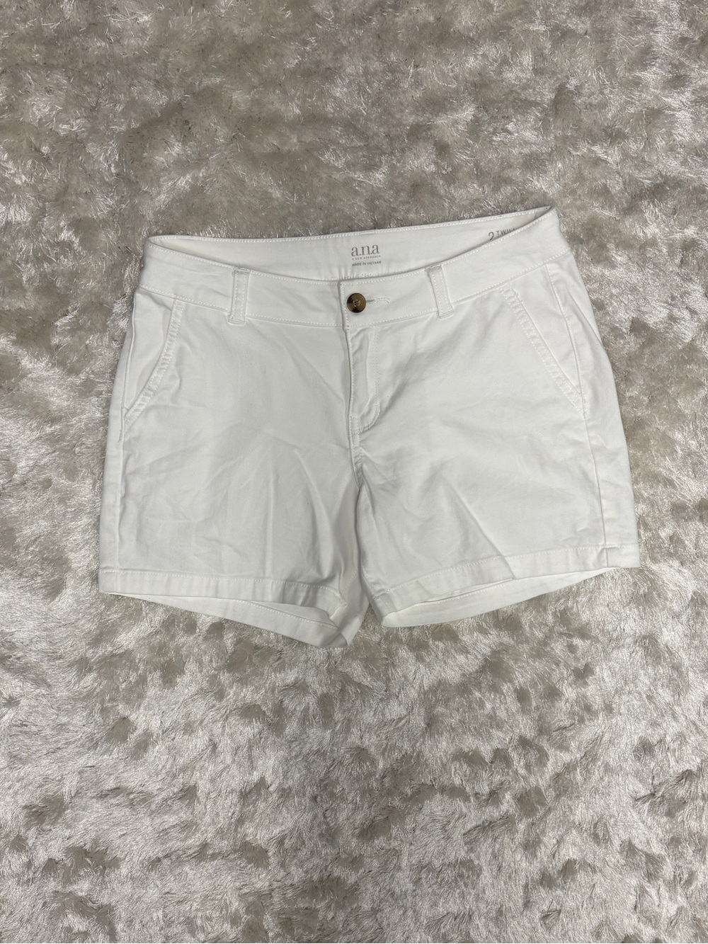 a.n.a Women’s White Mid-rise Twill Shorts w/ pockets -4” inseam